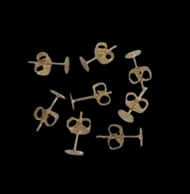 50 forgyldte ørestikker med plade. Stål